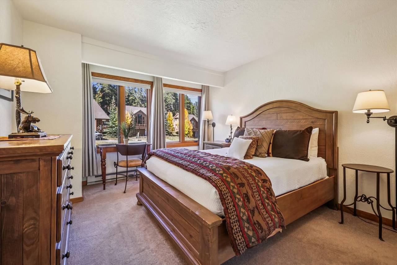 Bedroom - 4 O'Clock Lodge D25 - Breckenridge Vacation Rental Bedroom - 4 O'Clock Lodge D25 - Breckenridge Vacation Rental