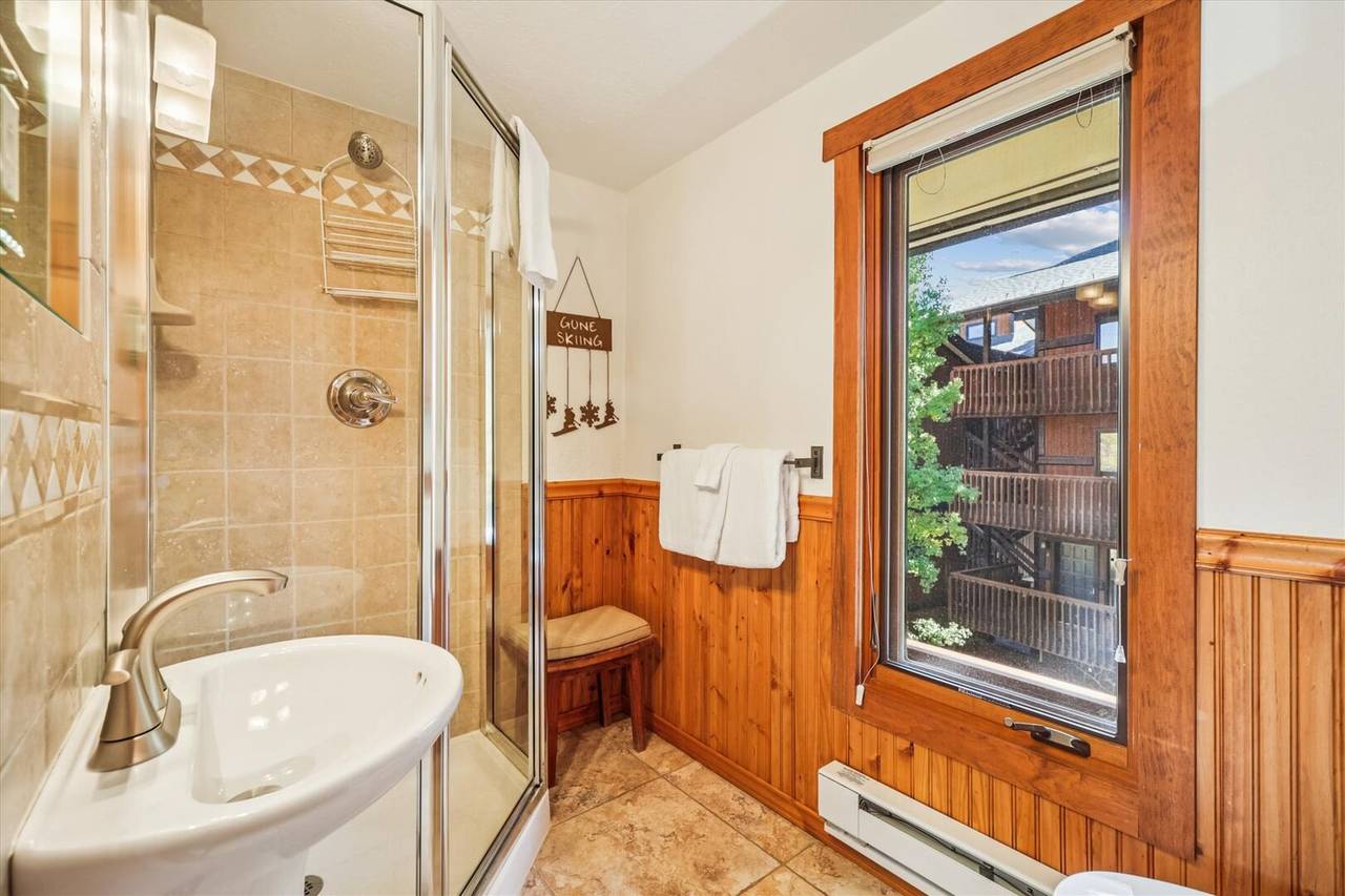 Bathroom - 4 O'Clock Lodge D25 - Breckenridge Vacation Rental Bathroom - 4 O'Clock Lodge D25 - Breckenridge Vacation Rental