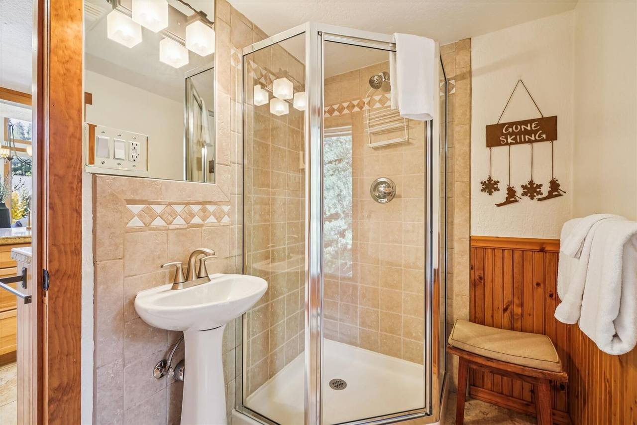 Bathroom - 4 O'Clock Lodge D25 - Breckenridge Vacation Rental Bathroom - 4 O'Clock Lodge D25 - Breckenridge Vacation Rental