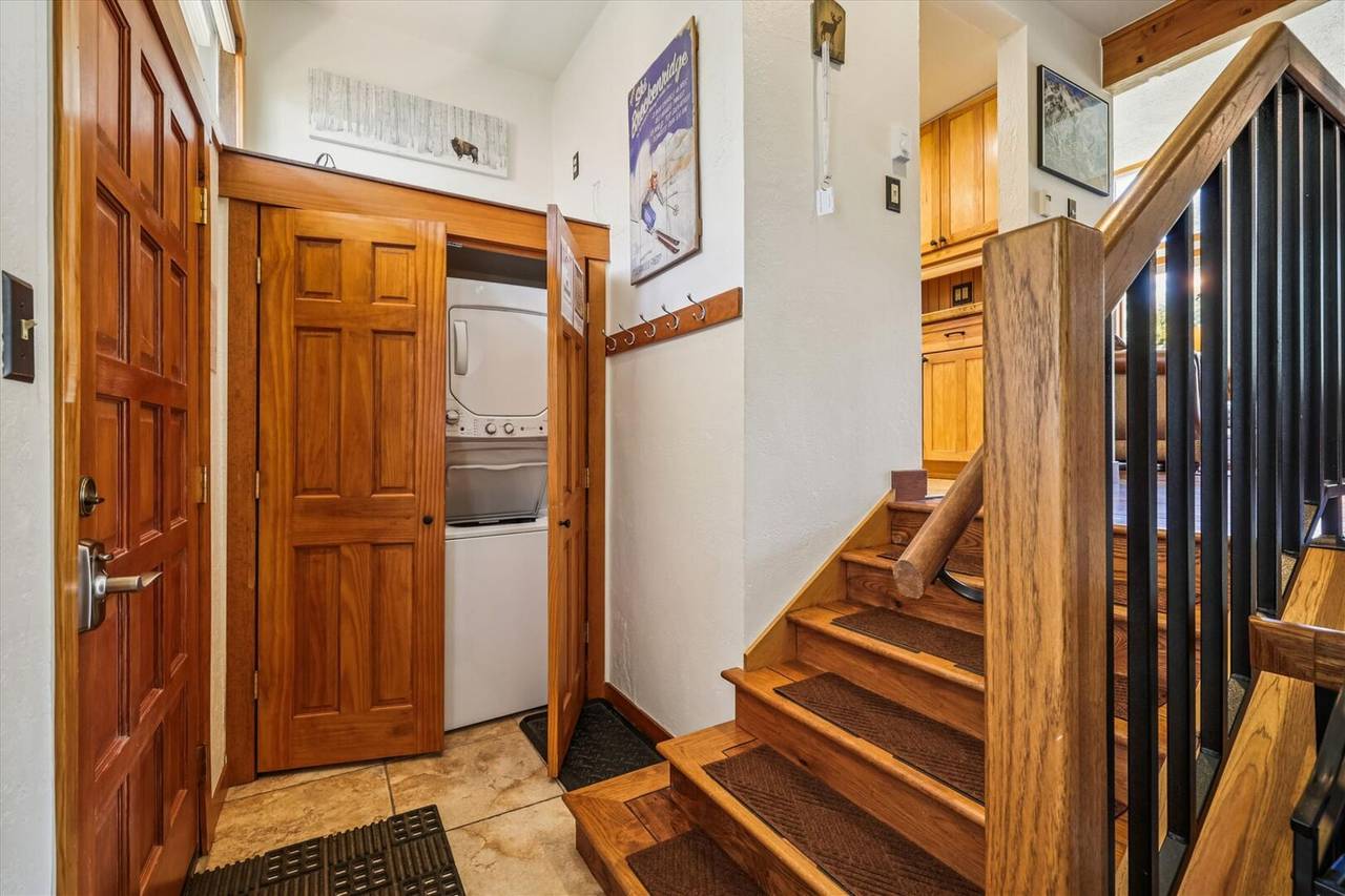 Entry/Laundry - 4 O'Clock Lodge D25 - Breckenridge Vacation Rental Entry/Laundry - 4 O'Clock Lodge D25 - Breckenridge Vacation Rental