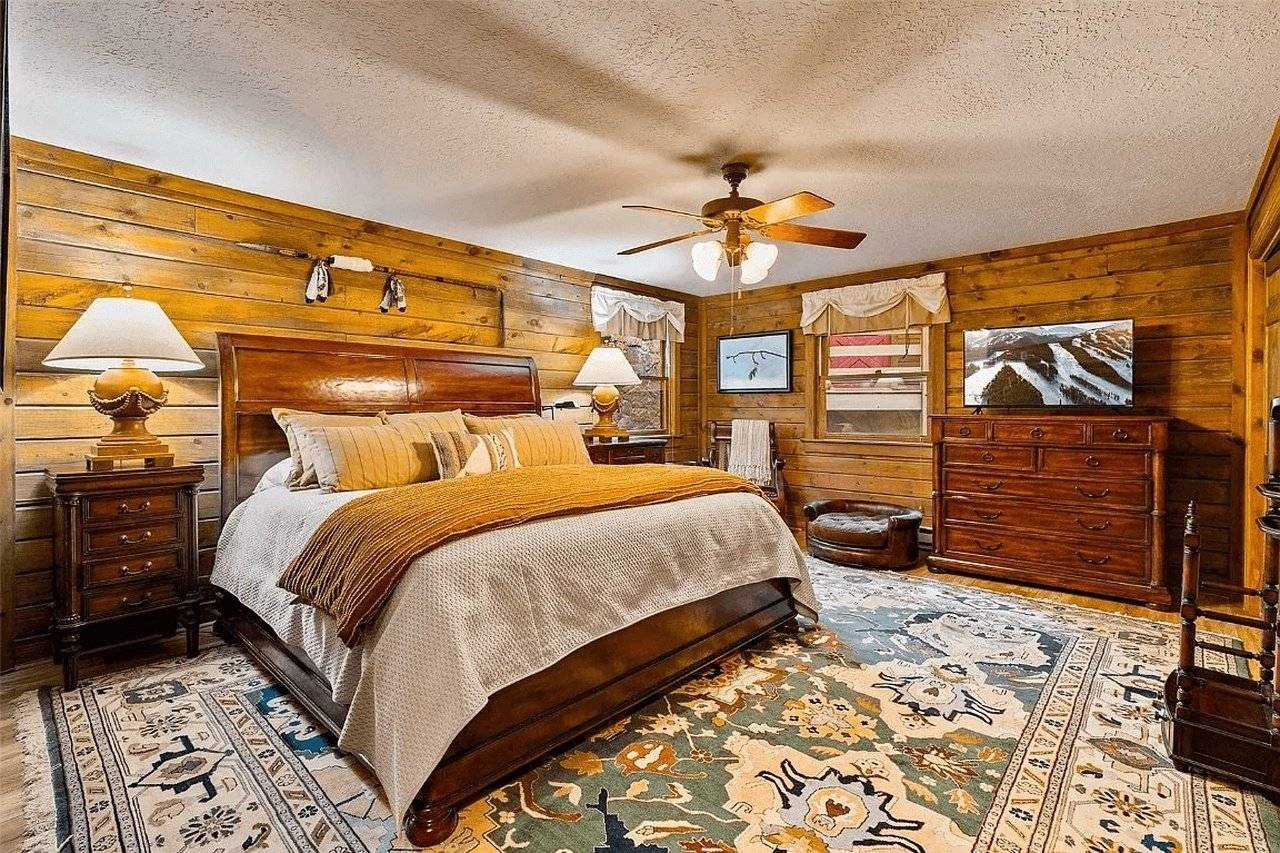 breckenridge-cabin-primary-bedroom breckenridge-cabin-primary-bedroom