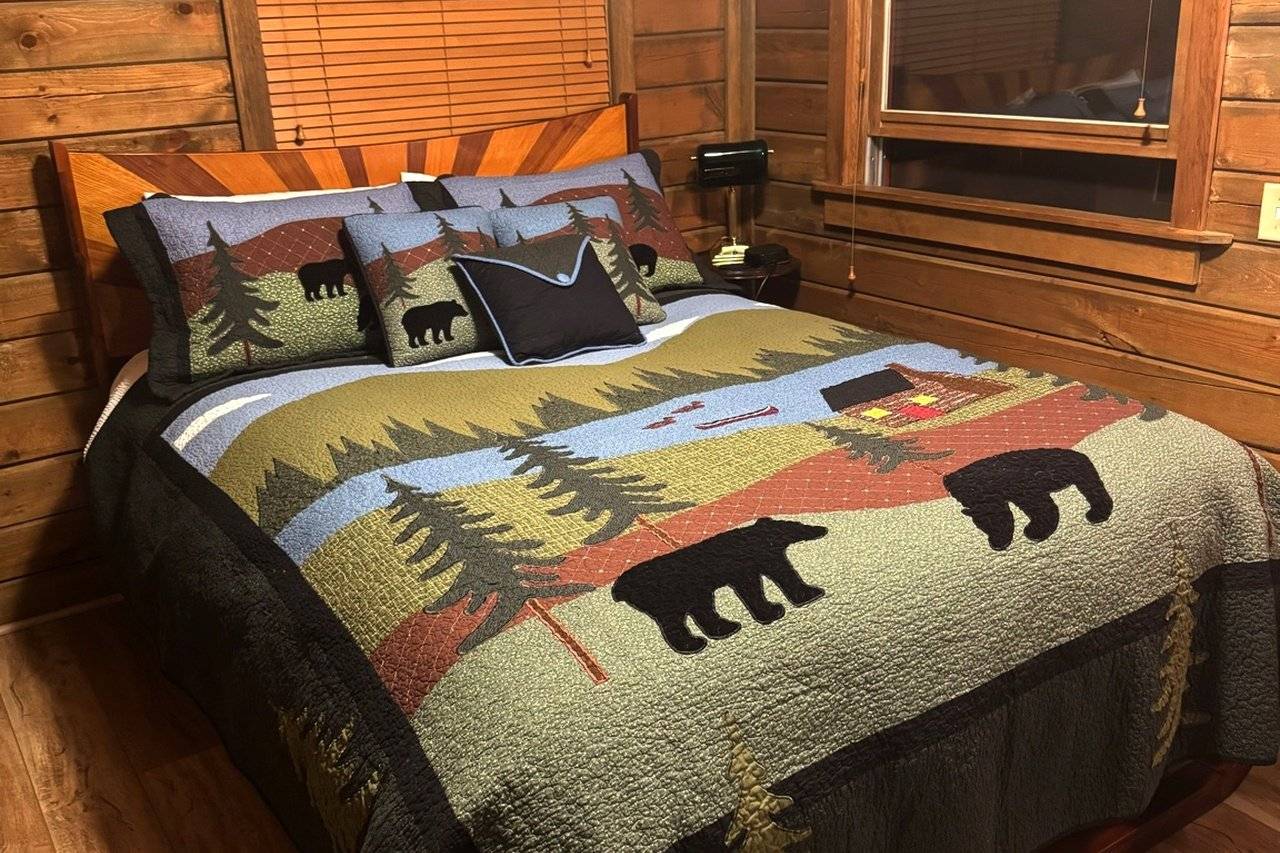 breckenridge-cabin-queenbed-bedroom breckenridge-cabin-queenbed-bedroom