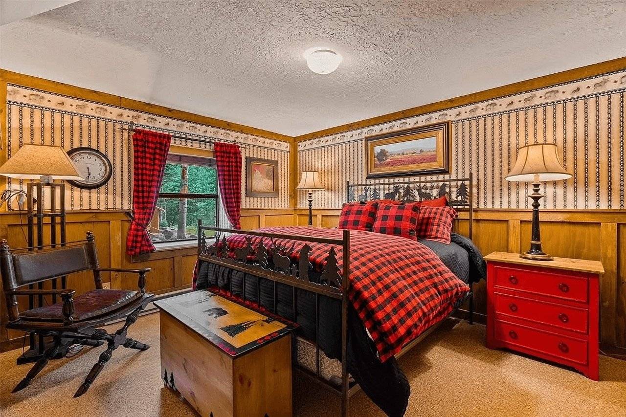 breckenridge-cabin-rustic-queenbed breckenridge-cabin-rustic-queenbed