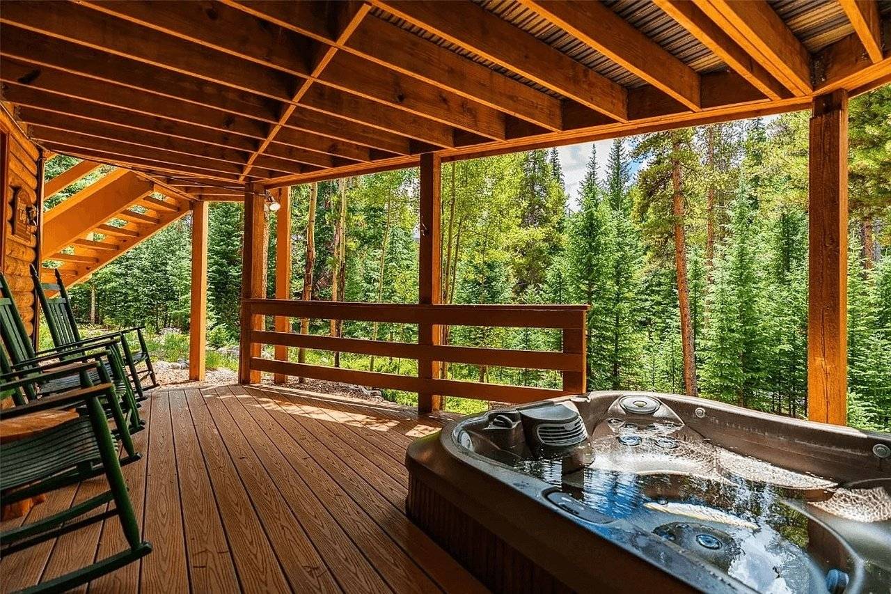 breckenridge-cabin-covered-outdoor-jacuzzi breckenridge-cabin-covered-outdoor-jacuzzi
