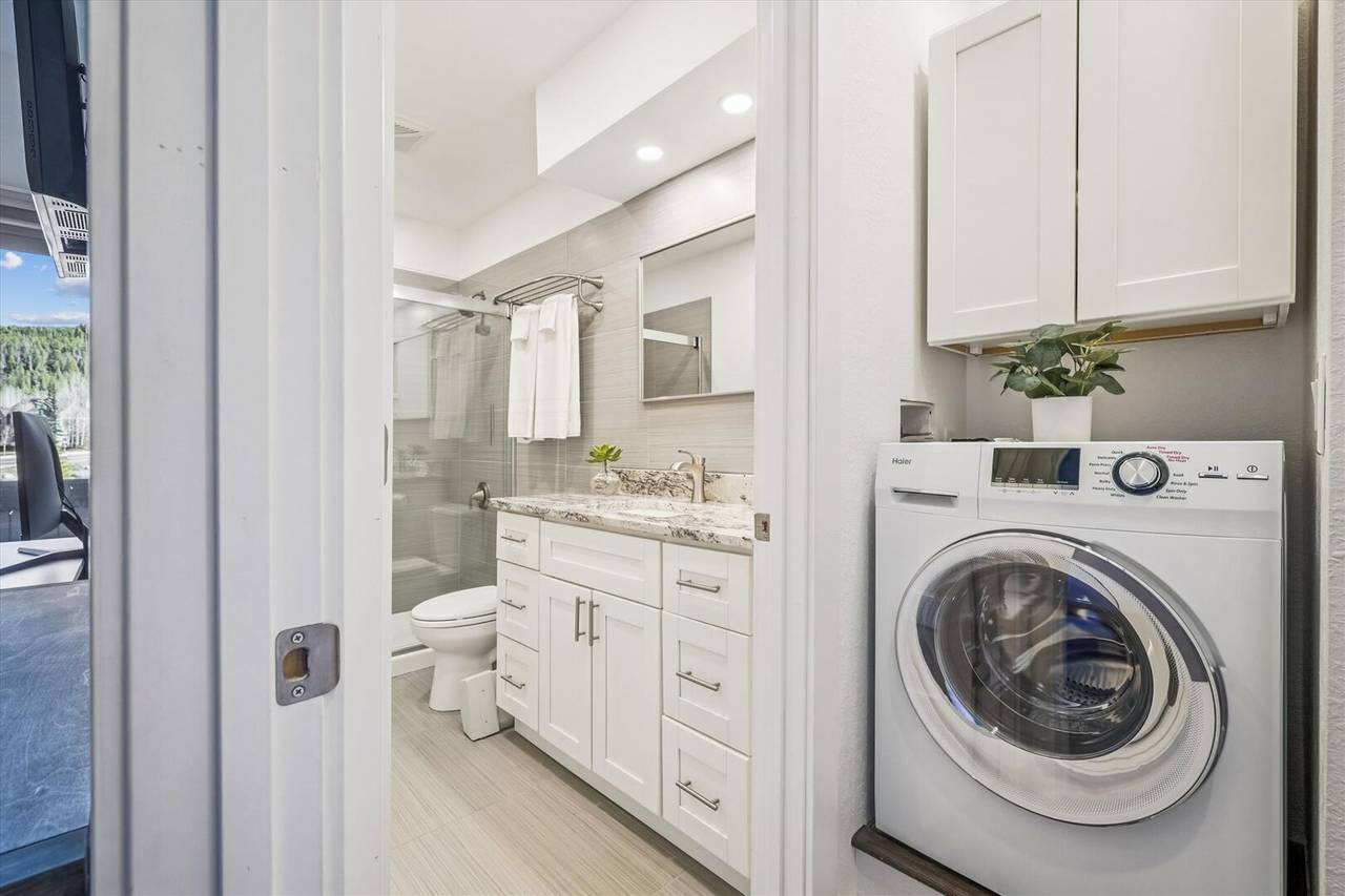 Laundry/Bathroom - Lift Condo 301A - Breckenridge Vacation Rental Laundry/Bathroom - Lift Condo 301A - Breckenridge Vacation Rental