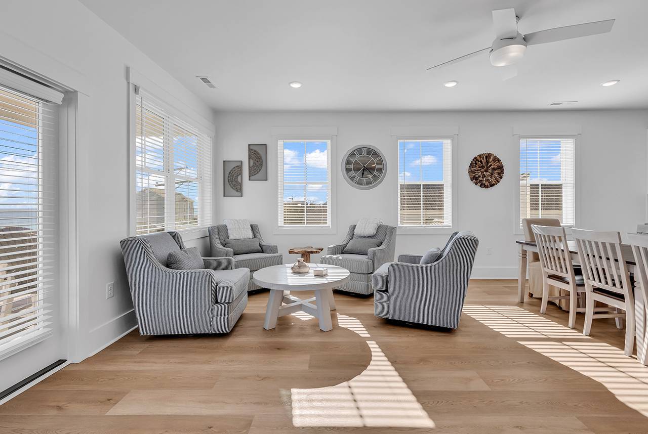 Breakfast nook or card games! Breakfast nook or card games!