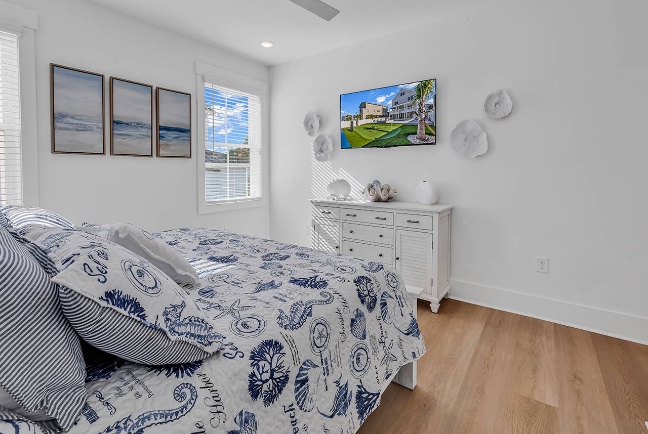 Bedroom 1 down - King Bed Bedroom 1 down - King Bed