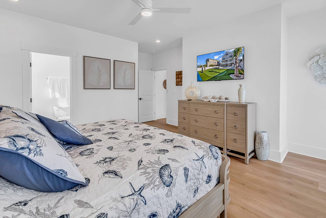 Bedroom 3 down - King Bed Bedroom 3 down - King Bed