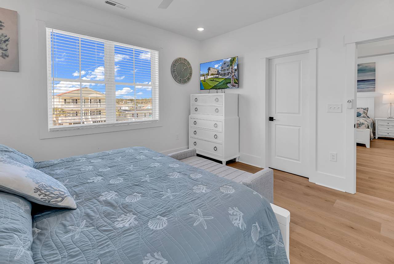 Bedroom 4 middle - King Bed Bedroom 4 middle - King Bed