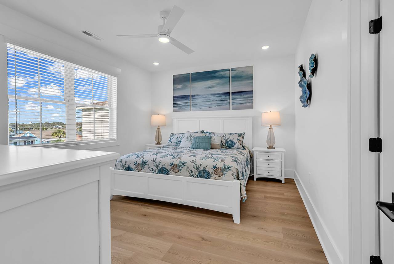 Bedroom 5 middle - King Bed Bedroom 5 middle - King Bed