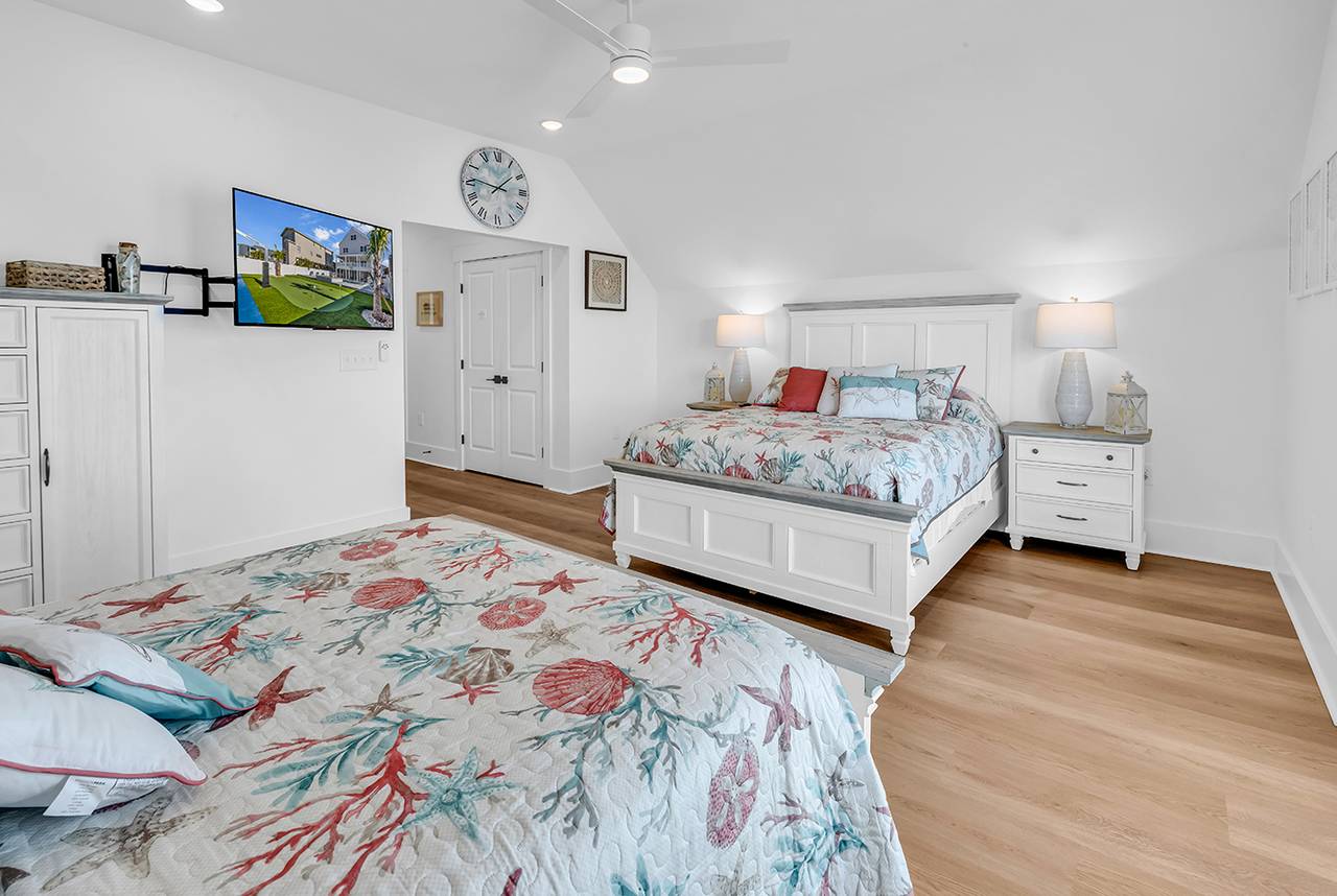 Bedroom 6 up - 2 Queen Beds Bedroom 6 up - 2 Queen Beds