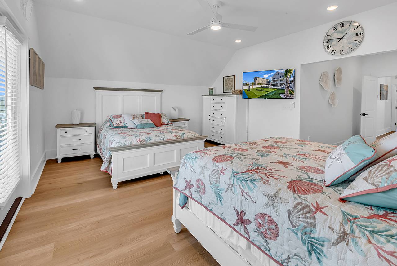 Bedroom 6 up - 2 Queen Beds Bedroom 6 up - 2 Queen Beds