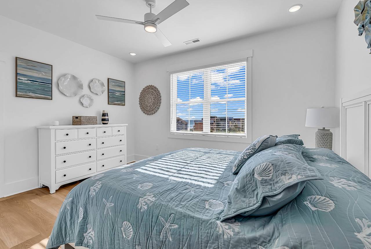 Bedroom 7 up - 1 King Bed Bedroom 7 up - 1 King Bed