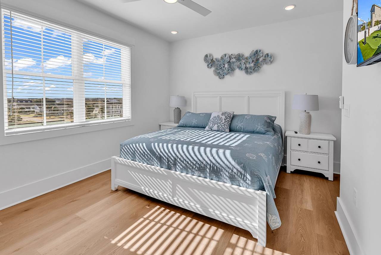 Bedroom 7 up - 1 King Bed Bedroom 7 up - 1 King Bed