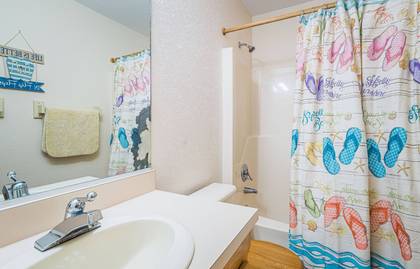 Mid Level Hall Bath