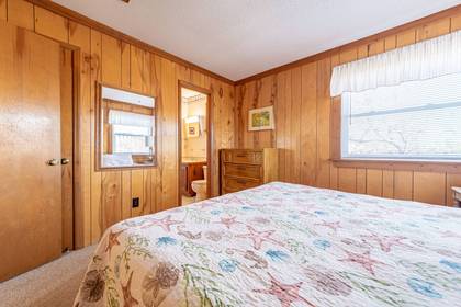 queen bedroom