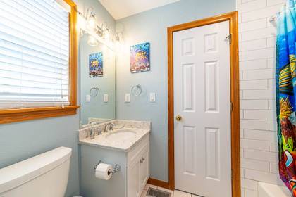 Mid Level shared Bath