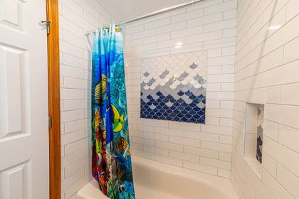 Mid Level shared Bath