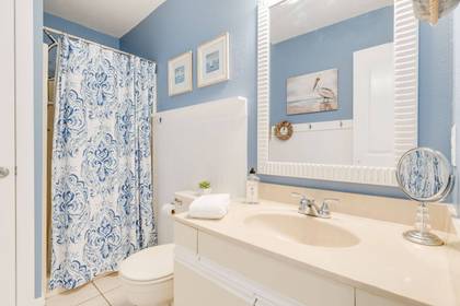 Upper Level Hall Bath