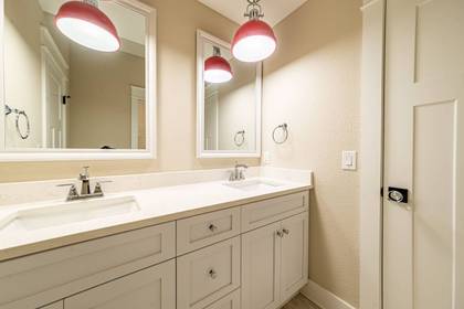 Mid Level shared Bath