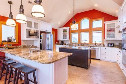 Kitchen w/Granite Countertops