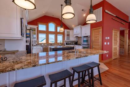 Kitchen w/6 Bar Stools