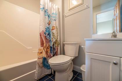 Mid Level Hall Bath