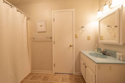 upper level shared bath