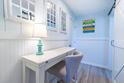 mid level master desk area