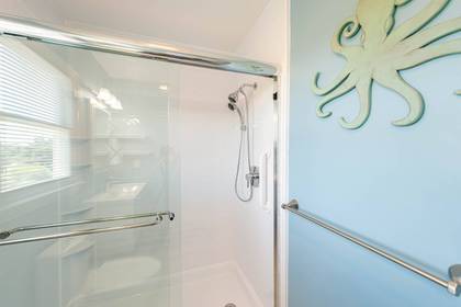 mid level master bath