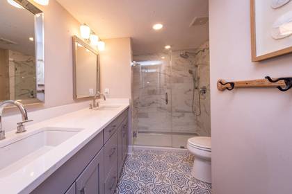 Mid Level Hall Bath