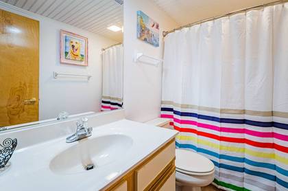Mid Level Hall Bath