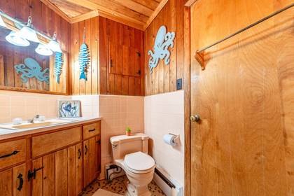 Upper Level Semi-Private Bath