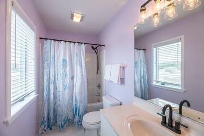 Mid Level Hall Bath