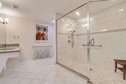 mid level master bath