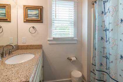 Mid Level Hall Bath