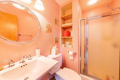 Mid Level Hall Bath