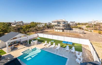 Pool with Cabana!