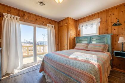 Upper Level SW Bedroom w/Queen