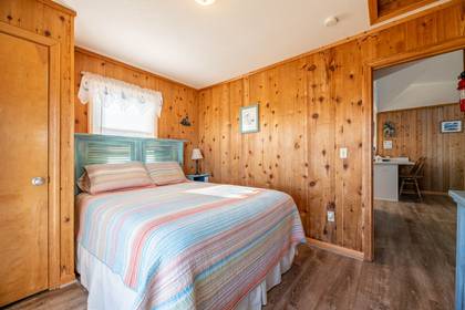 Upper Level SW Bedroom w/Queen