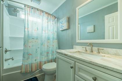Mid Level Hall Bath
