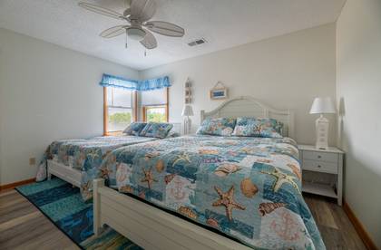 Mid Level Bedroom w/Queen & Double