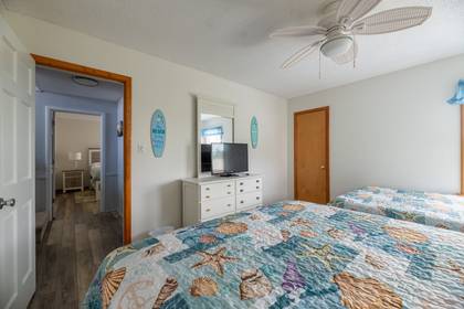 Mid Level Bedroom w/Queen & Double