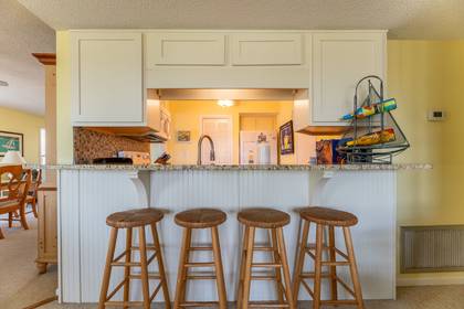 Kitchen w/4 Bar Stools