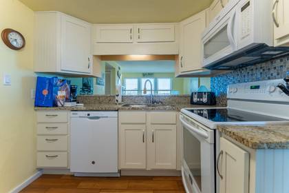 Kitchen w/Granite Countertops