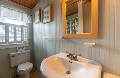 Upper Level Suite Full Bath