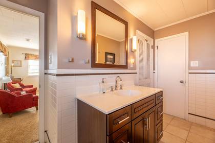 Upper Level Semi-Private Bath