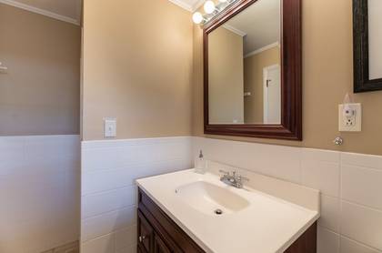 Mid Level Bath w/Shower