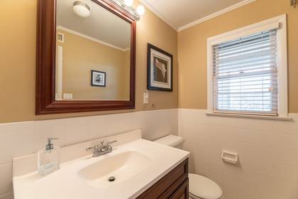 Mid Level Bath w/Shower