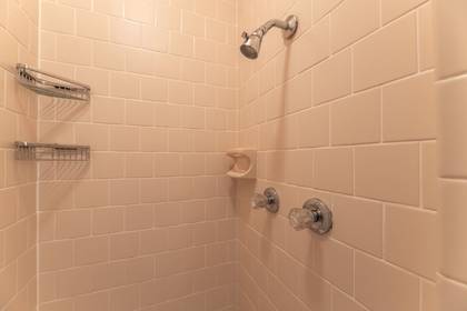Mid Level Bath w/Shower